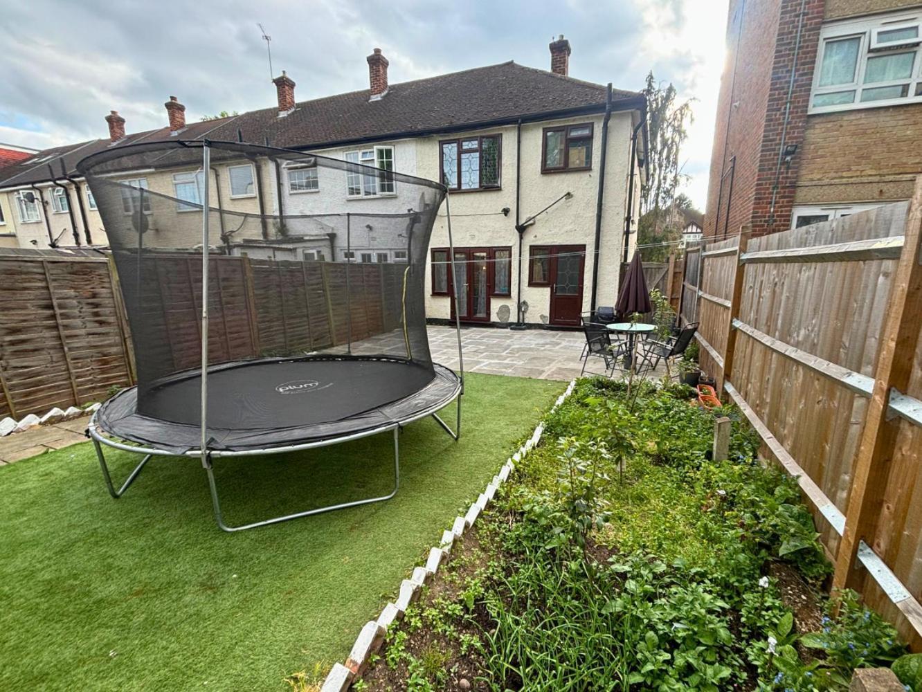 Charming And Cosy London Home, Garden, Parking & Family Fun Mitcham Exterior foto